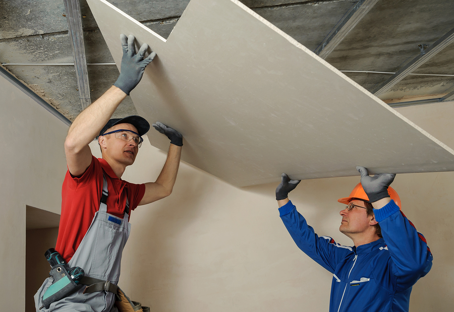 men installing the ceiling